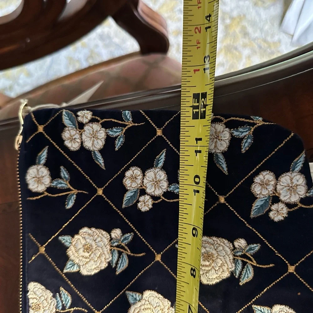 Elizabeth Scarlett Exclusive Camelia Flower Everyday Pouch with Dust Bag NWT